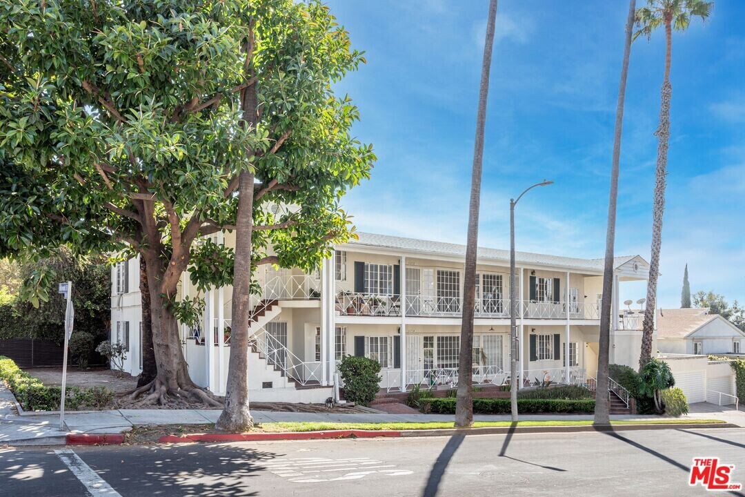 1658 N Sierra Bonita Ave in Los Angeles, CA - Building Photo