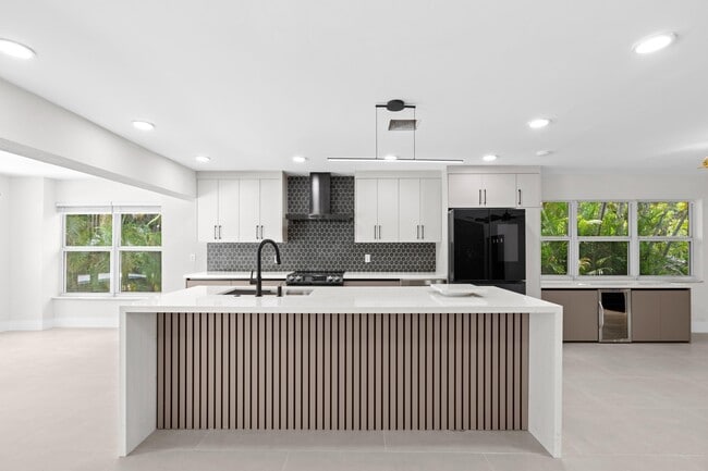 1833 NW 104th Ave in Coral Springs, FL - Foto de edificio - Building Photo