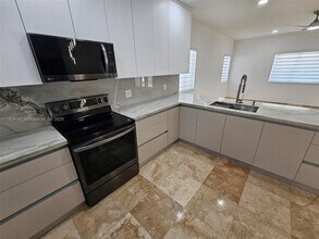 8899 NW 175th St in Hialeah, FL - Building Photo - Building Photo