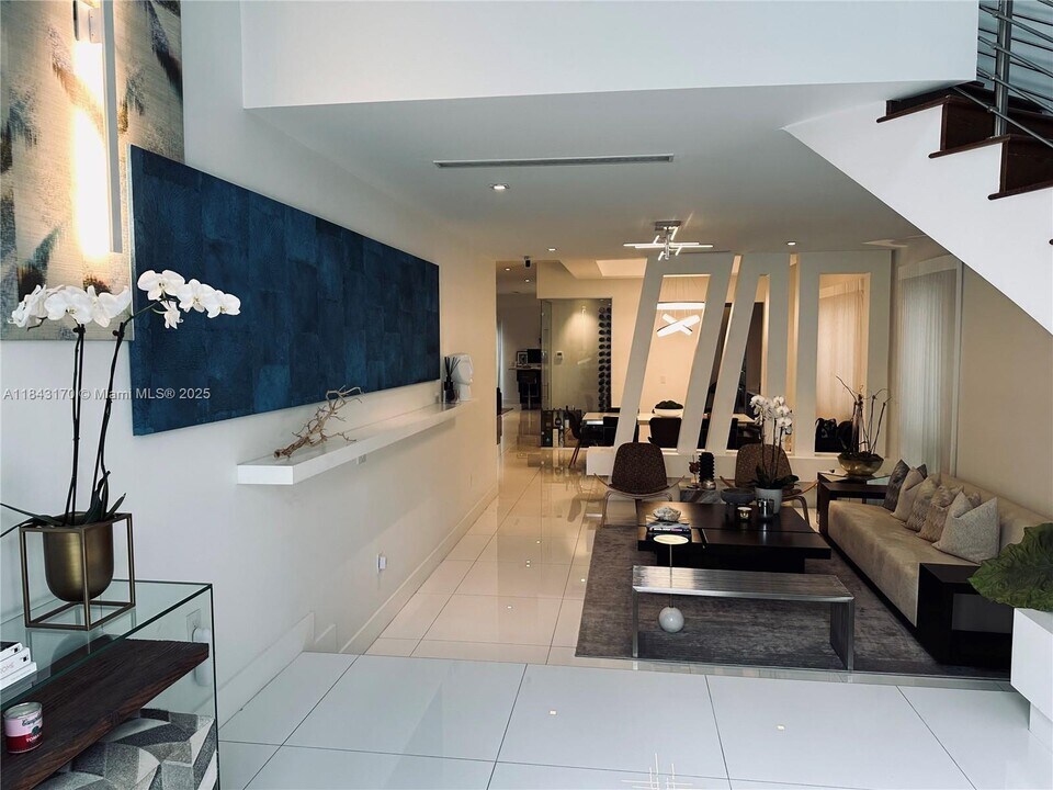 8286 NW 33rd Terrace in Doral, FL - Building Photo