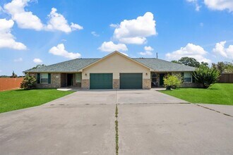 480 W Houston St in Highlands, TX - Building Photo - Building Photo