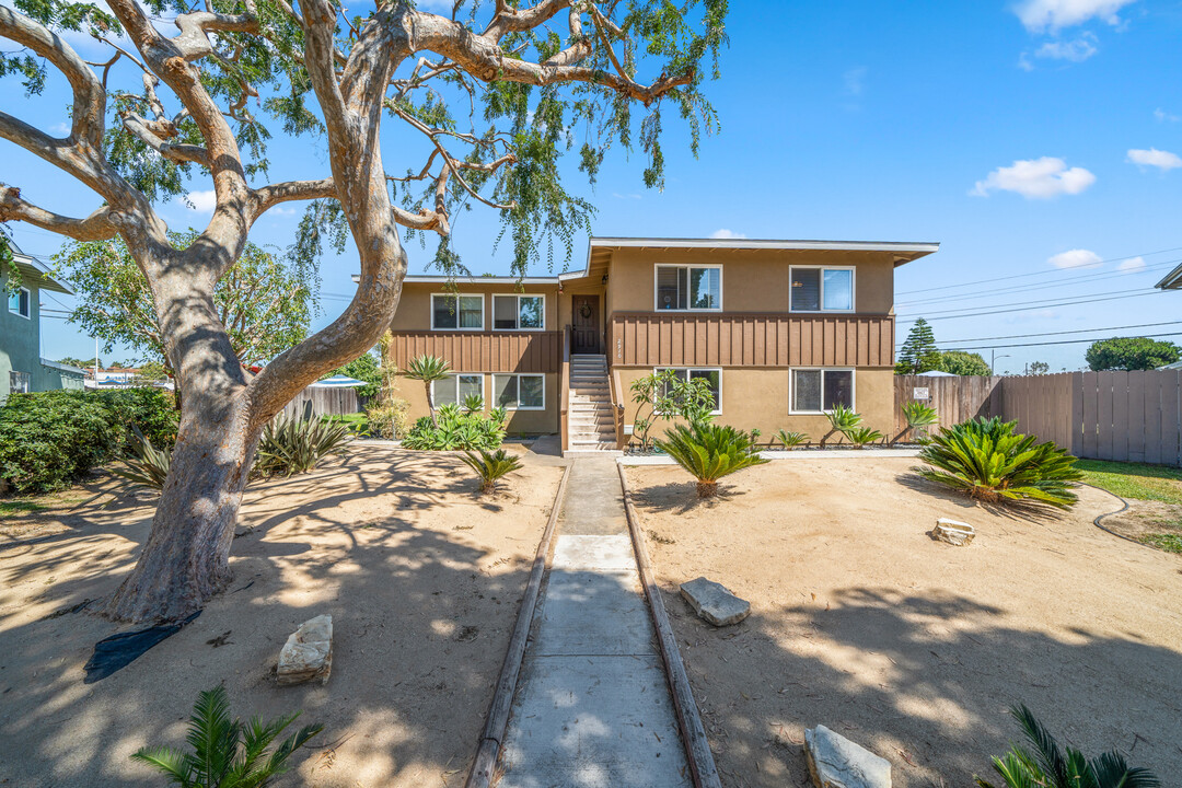 2910 Peppertree Ln in Costa Mesa, CA - Building Photo