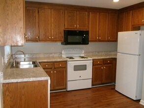 928 Chatfield Dr in Jamestown, NC - Building Photo - Building Photo