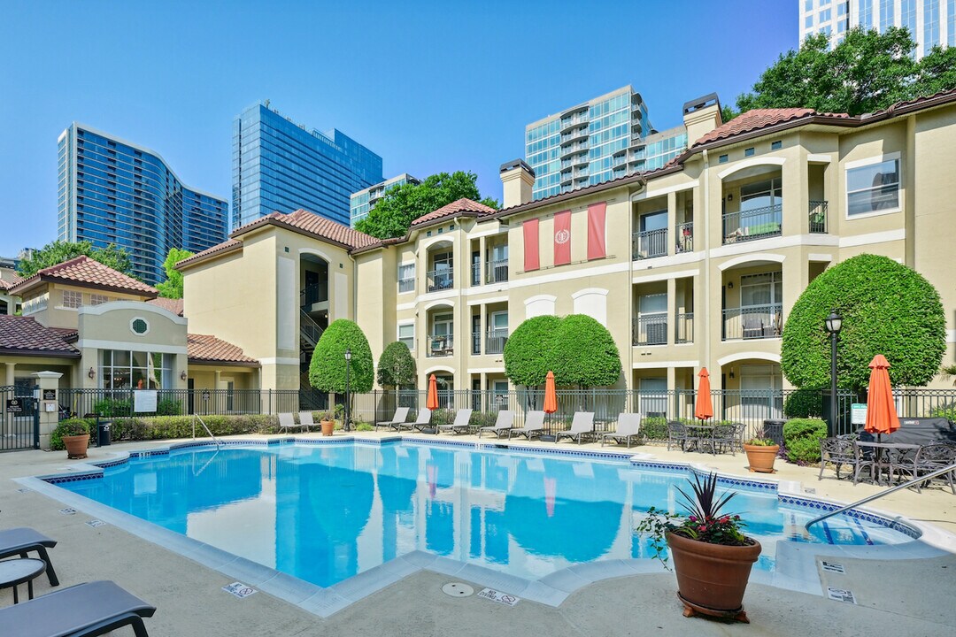 955 Juniper St NE, Unit 3325 in Atlanta, GA - Foto de edificio
