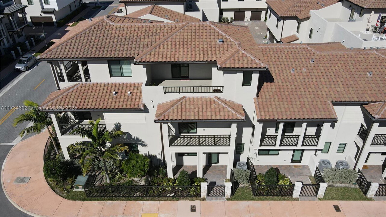 4242 NW 82nd Ave in Doral, FL - Building Photo