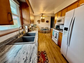 933 Greenfield Ave in Waverly, IA - Building Photo - Building Photo