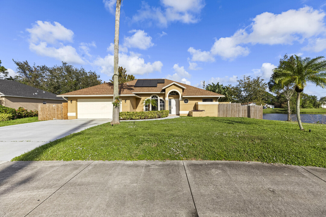 2141 SW Bayshore Blvd in Port St. Lucie, FL - Building Photo