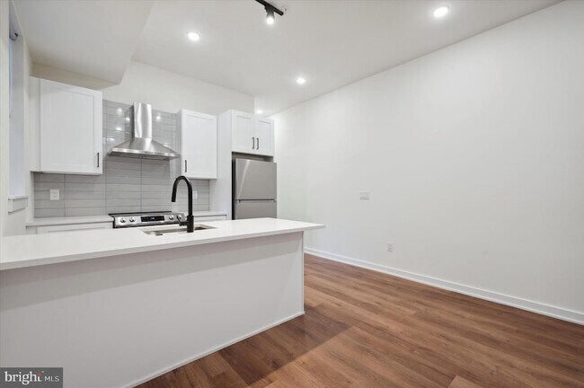 2513 N Howard St, Unit 301 in Philadelphia, PA - Foto de edificio - Building Photo