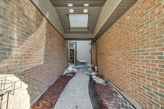 1017 Arbor Ct in Mount Prospect, IL - Building Photo - Building Photo