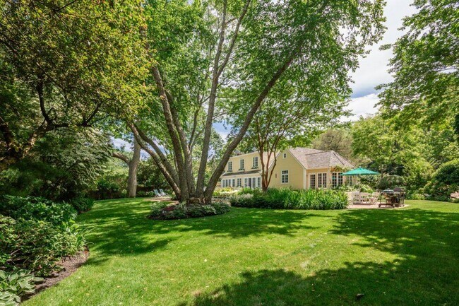 246 Tuckahoe Ln in Southampton, NY - Building Photo - Building Photo