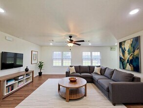 413 S Market St in Brazoria, TX - Foto de edificio - Building Photo