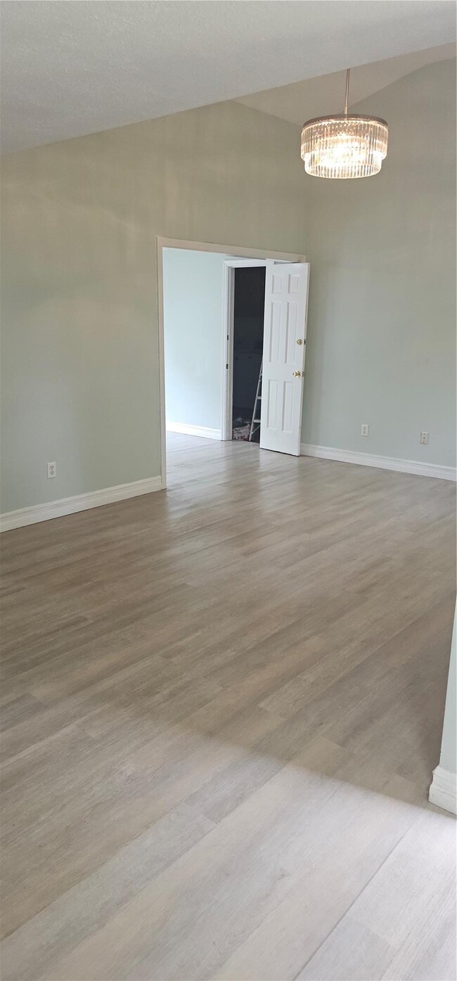 88 Matsunaye Dr in Medford, NY - Building Photo - Building Photo