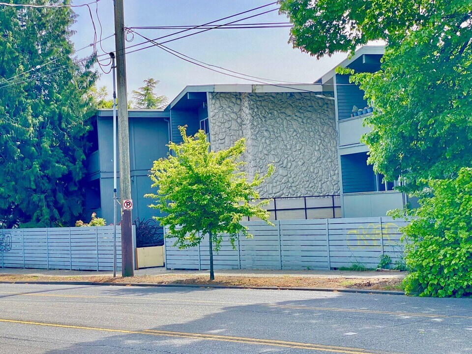 6511 Apartments in Seattle, WA - Building Photo