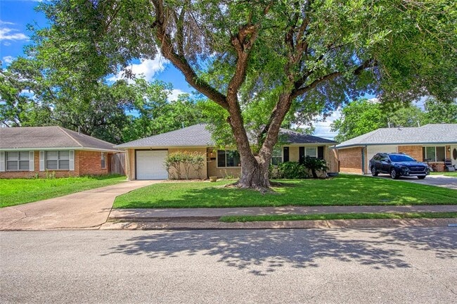 5206 De Lange Ln