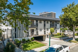 Villa D'Roga in Glendale, CA - Building Photo