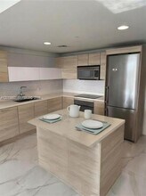 16385 Biscayne Blvd in Aventura, FL - Building Photo - Building Photo