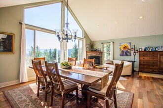 2660 Reed Rd in Hood River, OR - Building Photo - Building Photo