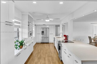 1350 NE 191st St, Unit B307 in North Miami Beach, FL - Building Photo - Building Photo