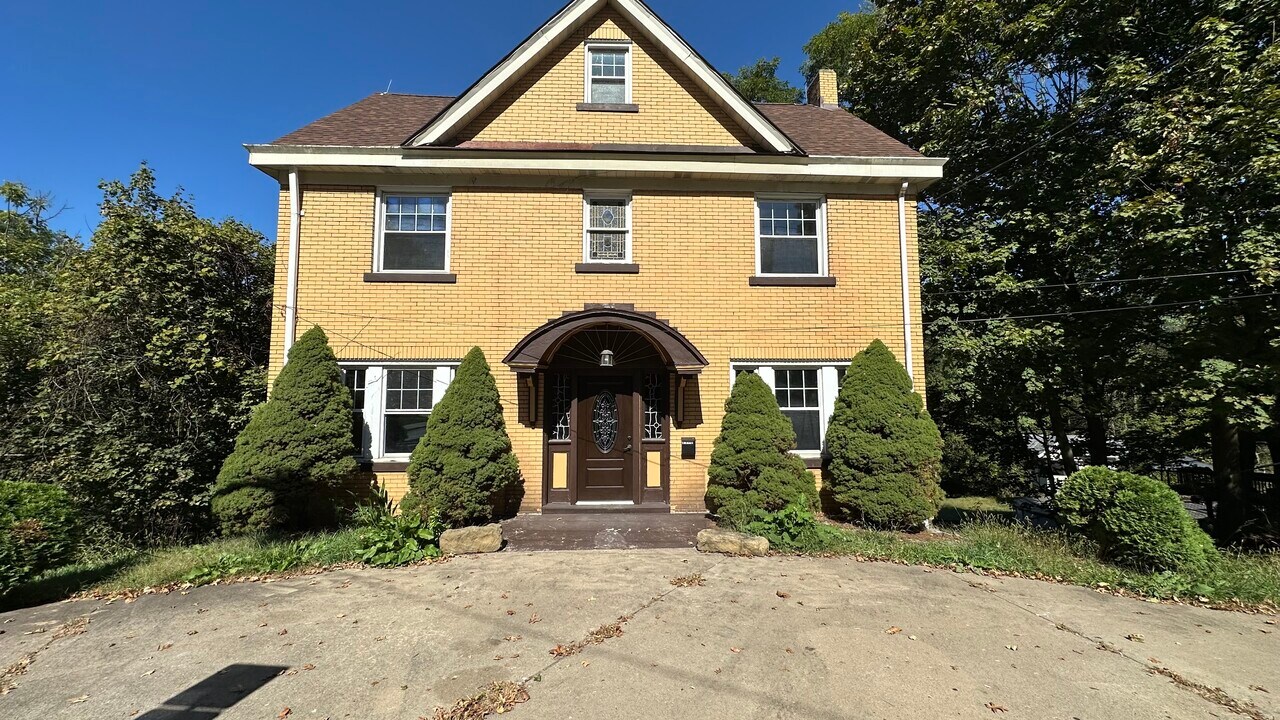 2518 Bethel Church Rd in Bethel Park, PA - Foto de edificio