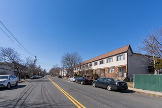 Katan Gardens in Staten Island, NY - Foto de edificio - Building Photo