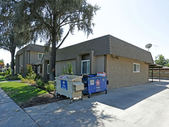 2325 E Shaw Ave in Fresno, CA - Building Photo - Building Photo