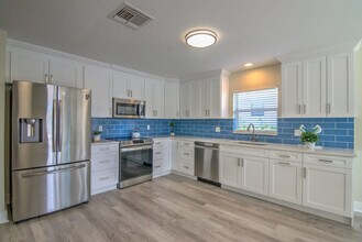 724 108th Ave N in Naples, FL - Foto de edificio - Building Photo