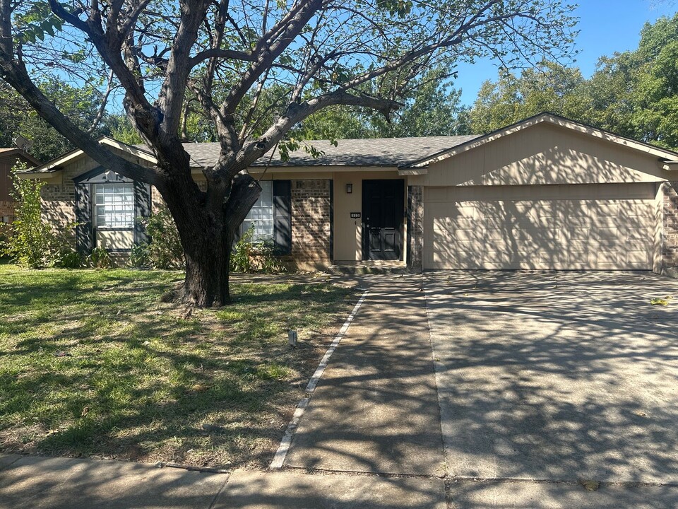 113 Quail Creek Dr in Crowley, TX - Building Photo