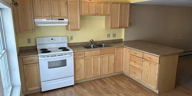 208 Grove St, Unit 2 in Bangor, ME - Building Photo - Building Photo