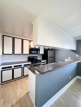 7045 Woodley Ave, Unit 212 in Van Nuys, CA - Foto de edificio - Building Photo