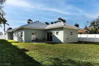 10842 Vanderbilt Dr in Naples, FL - Foto de edificio - Building Photo