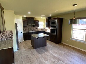 6114 S 37th St in Rogers, AR - Foto de edificio - Building Photo