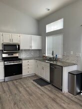 9428 Plainoak Way in Elk Grove, CA - Foto de edificio - Building Photo