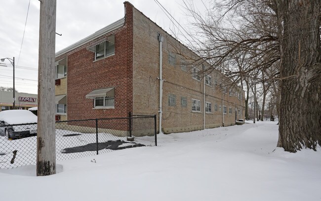 7048 S Dante Ave in Chicago, IL - Foto de edificio - Building Photo