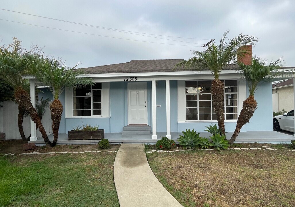 12505 Manor Dr in Hawthorne, CA - Foto de edificio