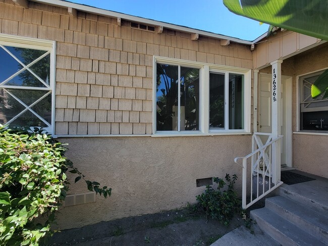 13626 Leadwell St, Unit 626 1-2 in Los Angeles, CA - Building Photo - Building Photo