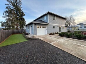 241 S Park St in Carlton, OR - Building Photo - Building Photo