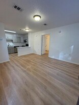 100 Kazmira Ct in Niceville, FL - Building Photo