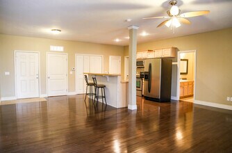 831 W Walnut St, Unit 104 in Springfield, MO - Building Photo - Building Photo