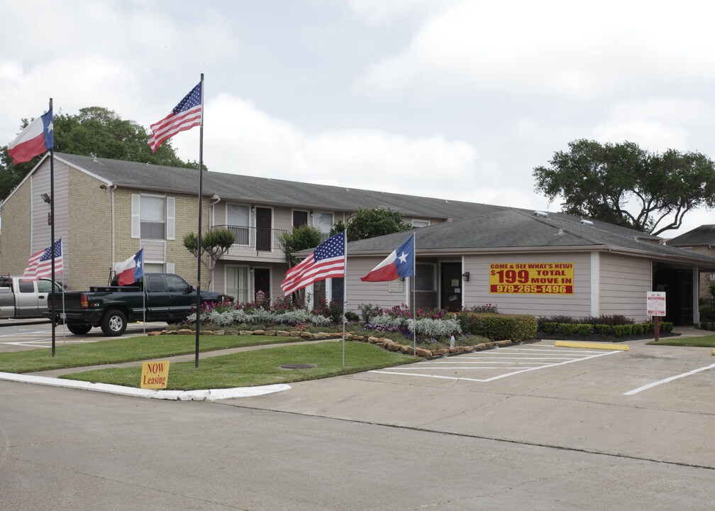 The Life at Forest View in Clute, TX - Building Photo