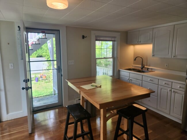 10 High St, Unit #4 in Rockport, MA - Foto de edificio - Building Photo