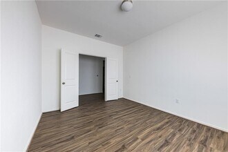11901 Roscommon Trl in Austin, TX - Building Photo - Building Photo
