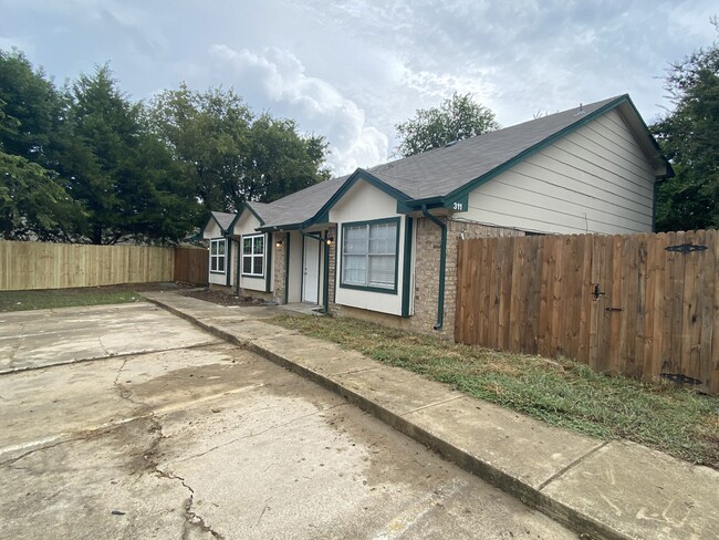 311 Kings Way Dr, Unit C in Mansfield, TX - Foto de edificio - Building Photo