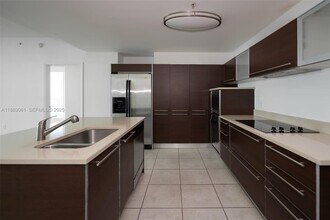 1900 N Bayshore Dr in Miami, FL - Building Photo - Building Photo