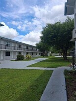4444 SW 67th Ave in Miami, FL - Building Photo