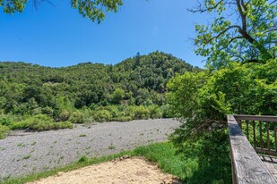 2630 S Fitch Mountain Rd in Healdsburg, CA - Foto de edificio - Building Photo