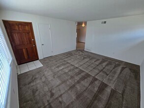 3686 Ashford St in San Diego, CA - Building Photo - Building Photo