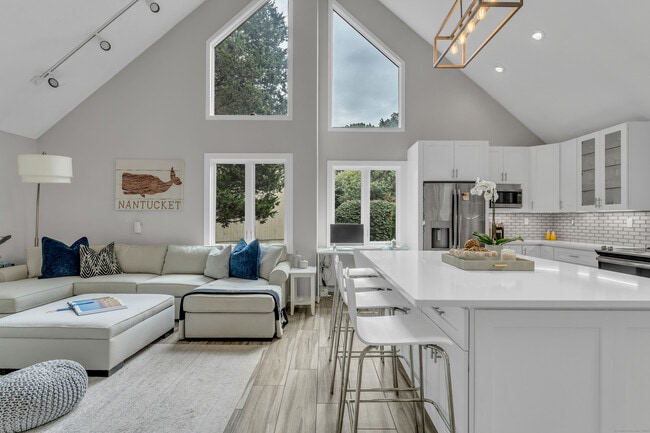 11 Copper Hill Dr in Guilford, CT - Building Photo - Building Photo