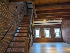 21 Inn St, Unit D in Newburyport, MA - Foto de edificio - Building Photo