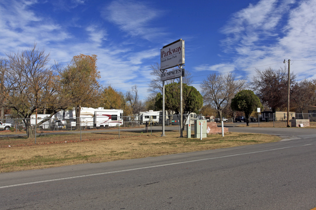 Parkway Mobile Home Park in Midwest City, OK - Building Photo