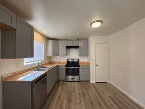 524 E Ave Q-12 in Palmdale, CA - Building Photo - Building Photo